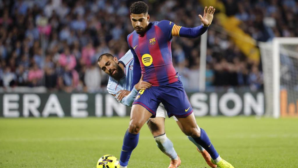 Ronald Araújo defiende una acción en el Celta-Barça