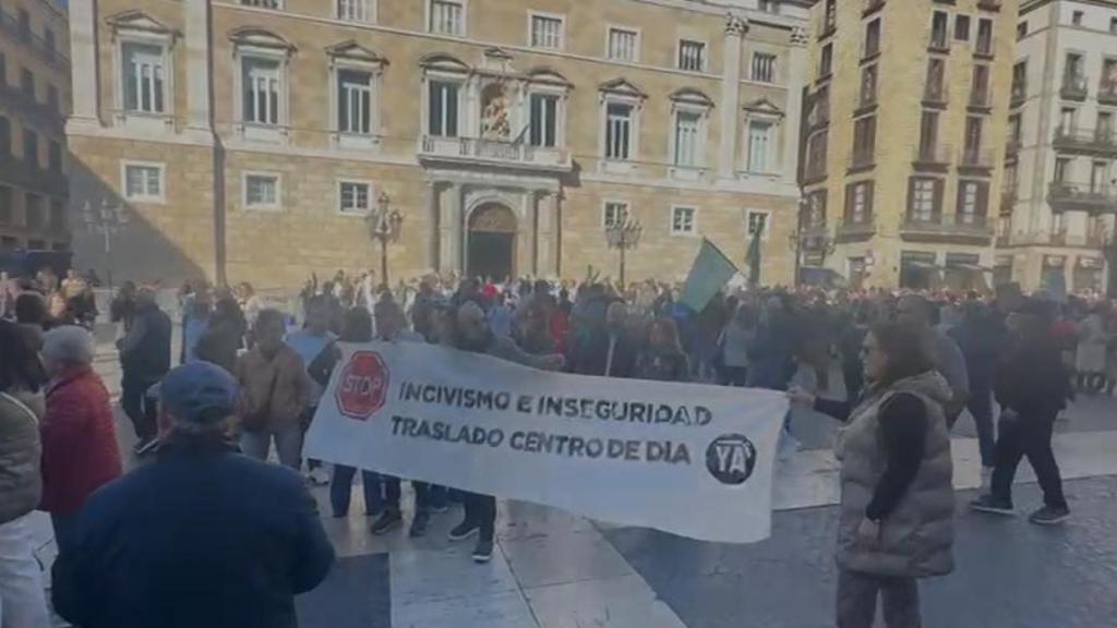 Vecinos se manifiestan en Barcelona y L’Hospitalet para reclamar más seguridad y “dignidad en los barrios”