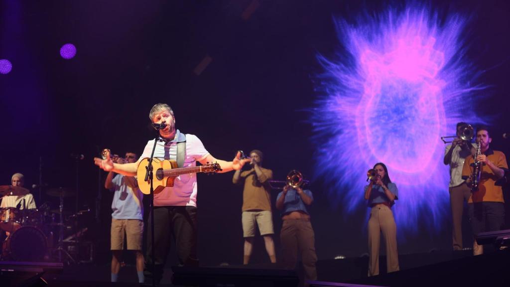 El grupo de música Oques Grasses durante su actuación en el Palau Sant Jordi, a 28 de enero de 2023, en Barcelona