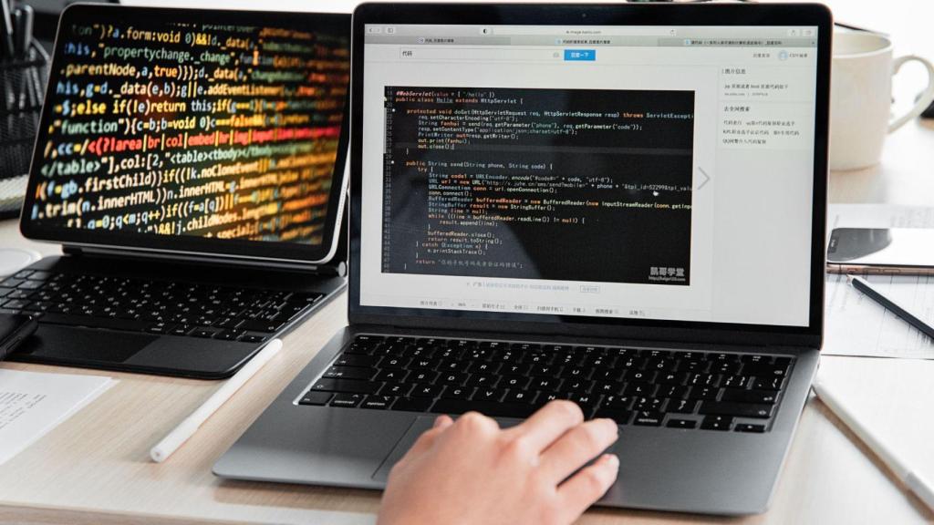 Imagen de archivo de un informático