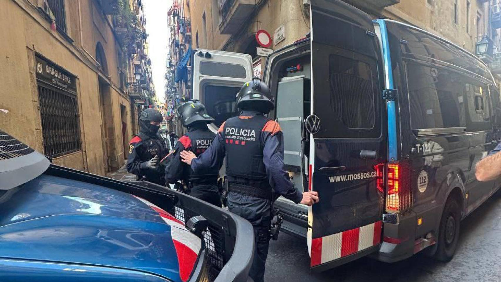 Dispositivo policial contra drogas en Ciutat Vella: entradas y registros en viviendas
