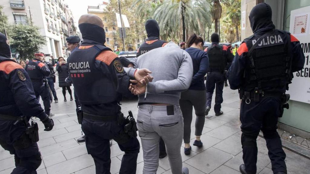 Uno de los detenidos en el gran operativo de los Mossos contra los narcopisos en el Raval