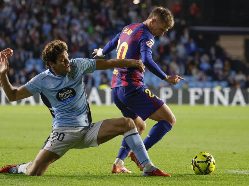 Dani Olmo lucha por el balón en el Celta-Barça
