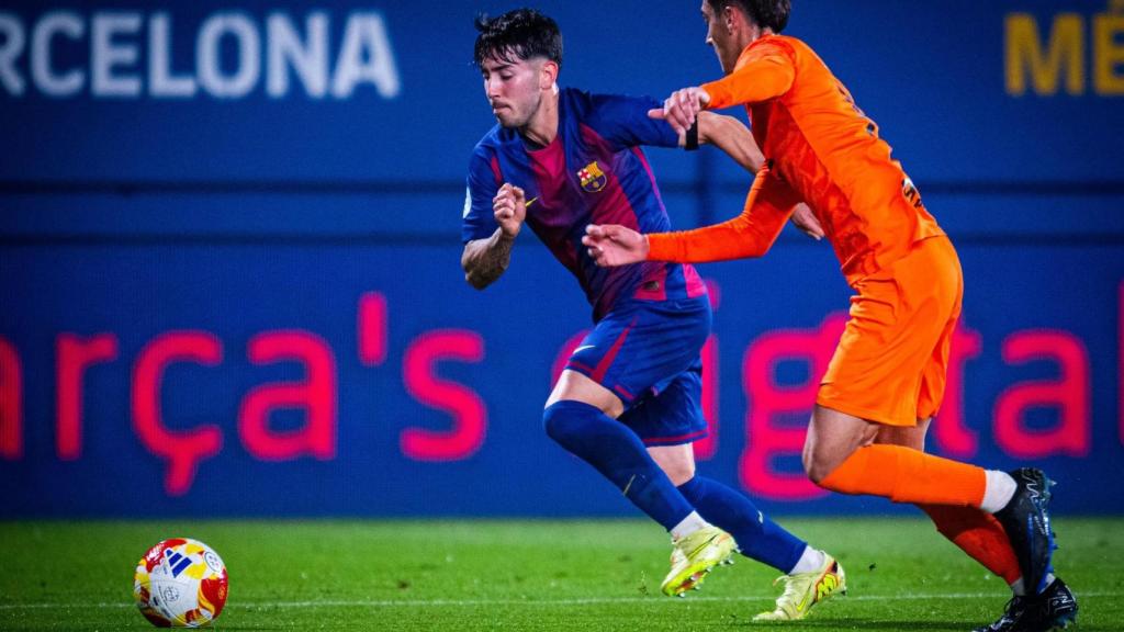 Dani Rodríguez supera a un rival durante el Barça B-Torrent