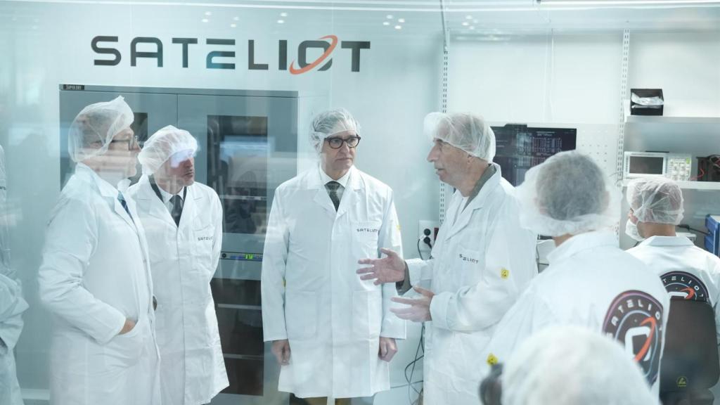 El presidente de la Generalitat, Salvador Illa (c-i), y el CEO y fundador de Sateiliot, Jaume Sanpera (c-d), durante la presentación del centro europeo de satélites 5G de Sateliot