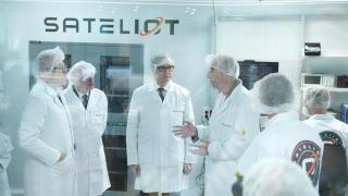 El presidente de la Generalitat, Salvador Illa (c-i), y el CEO y fundador de Sateiliot, Jaume Sanpera (c-d), durante la presentación del centro europeo de satélites 5G de Sateliot