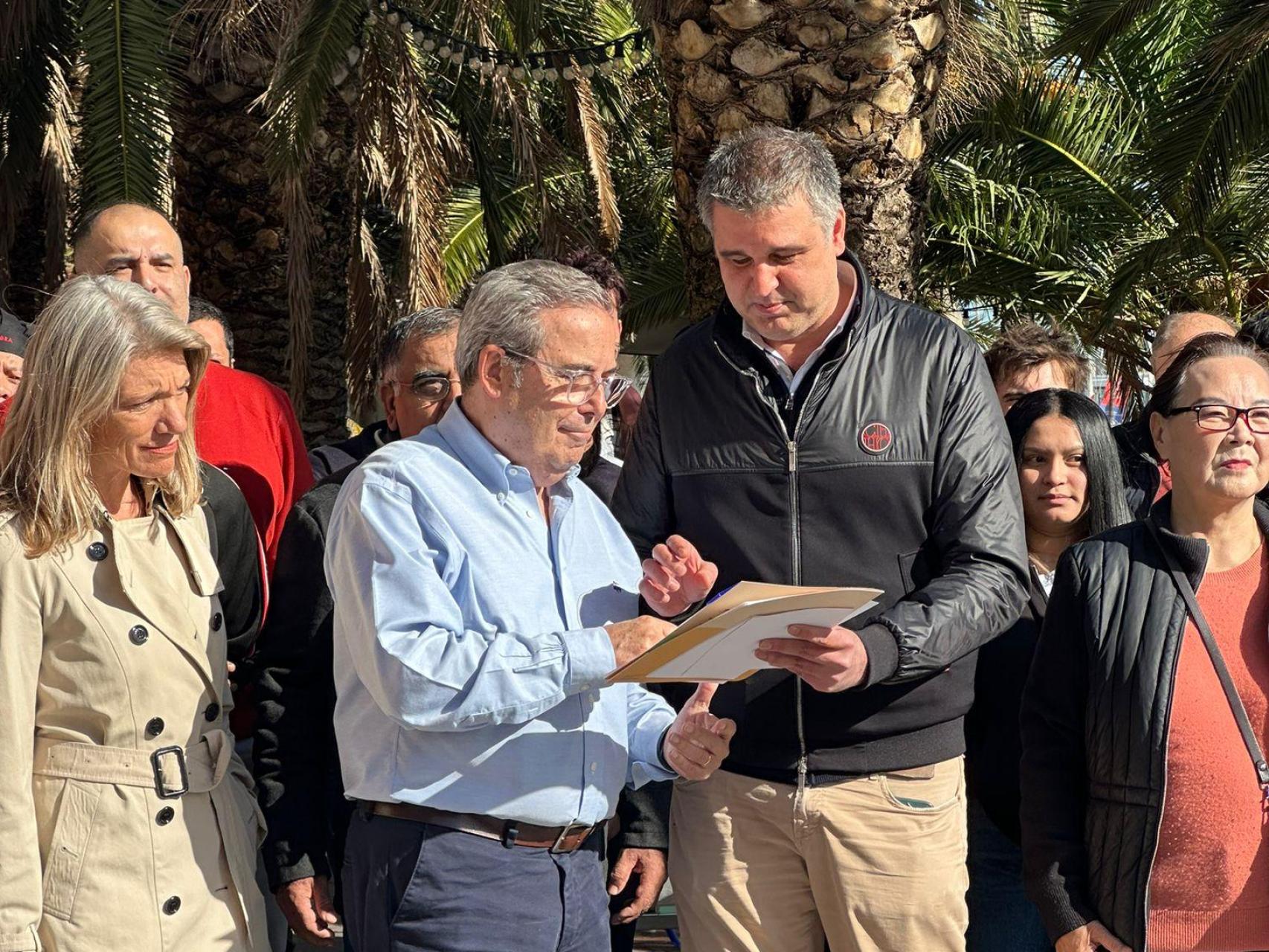 Momento de la firma de Roger Pallarols en la carta dirigida a Jaume Collboni