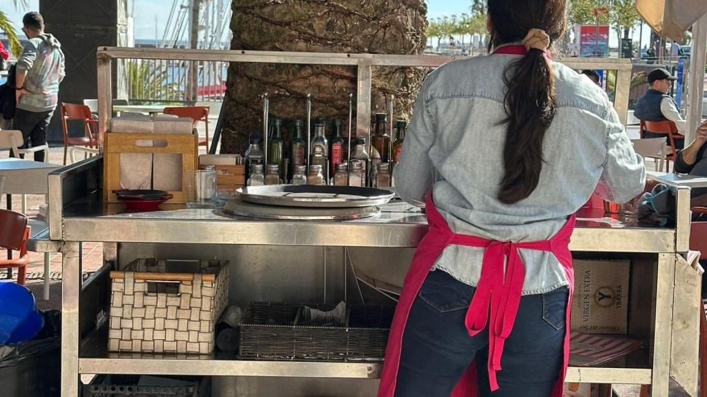 Una trabajadora en uno de los locales del CC Moda Shopping del Port Olimpic