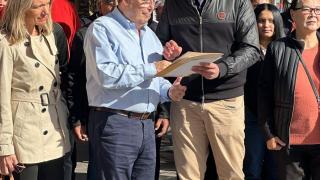 Momento de la firma de Roger Pallarols en la carta dirigida a Jaume Collboni