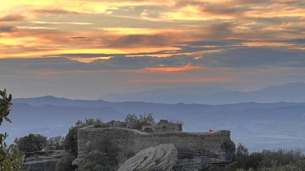 El castillo de Taradell en una imagen de archivo durante un amanecer