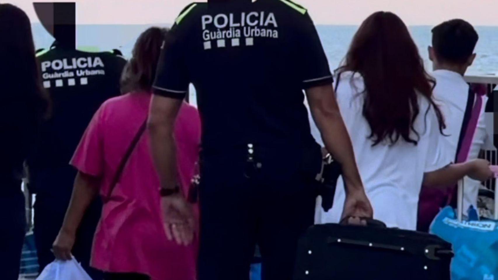 Desalojado un piso okupado en el barrio de la Mora de Badalona tras varios días de tensión con los vecinos