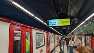 Un home es salva de miracle després de caure dues vegades a la via i ser atropellat al metro de Barcelona