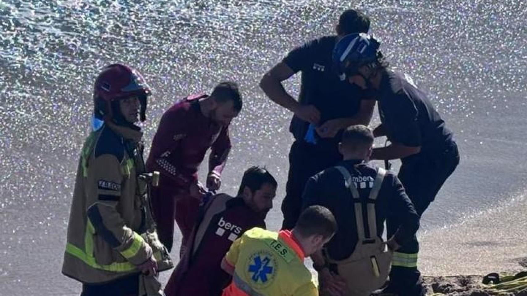 Los Mossos salvan a un ladrón que se había ahogado en la playa de la Mora de Badalona