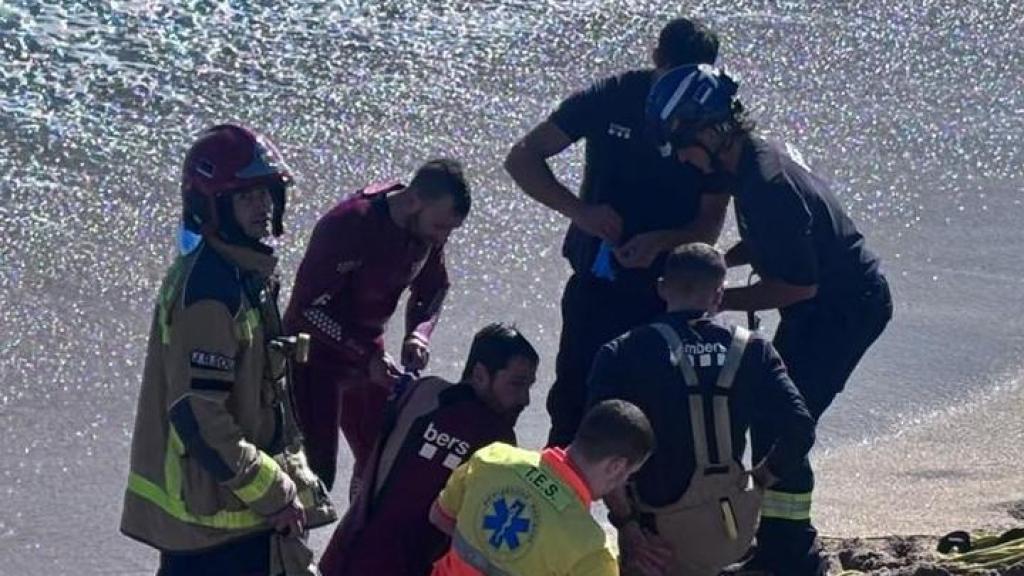 Los Mossos salvan a un ladrón que se había ahogado en la playa de la Mora de Badalona
