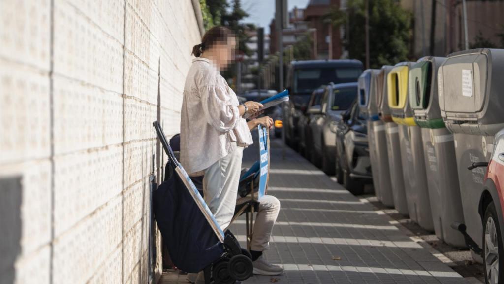 Miembro del grupo antiabortista que reza ante una clínica en Barcelona