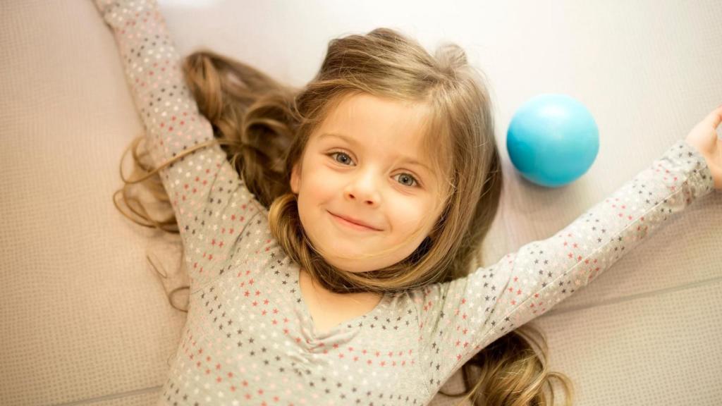 Niña en el suelo