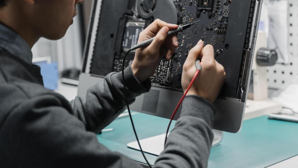 Un ingeniero trabajando en una imagen de archivo