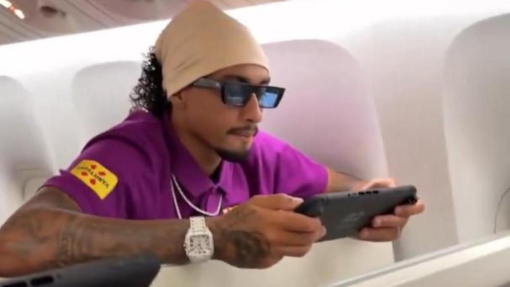 Raphinha jugant a la Nintendo Switch en el vol cap al Japó