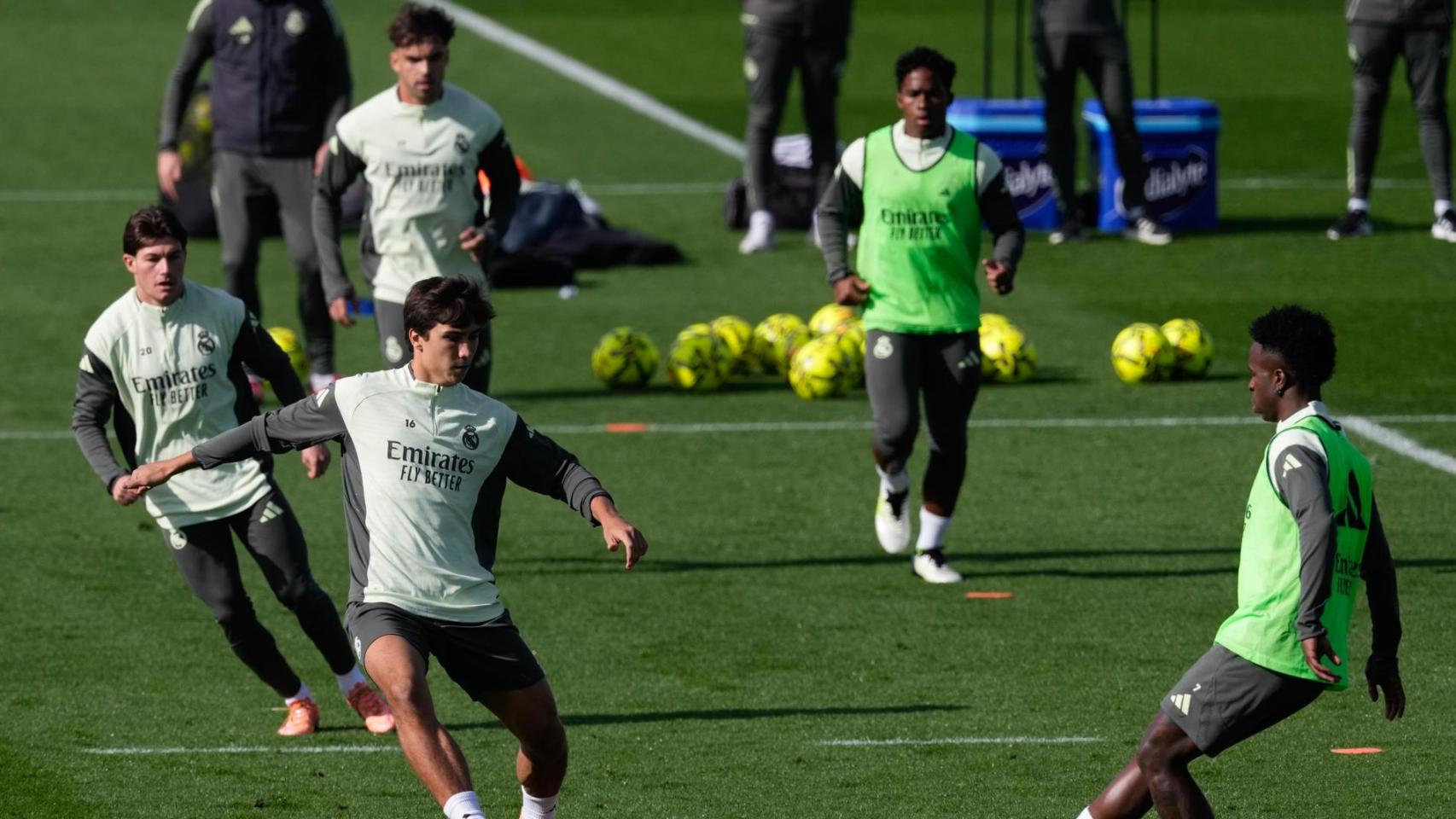 Vinicius Jr realiza un pase en un entrenamiento del Real Madrid