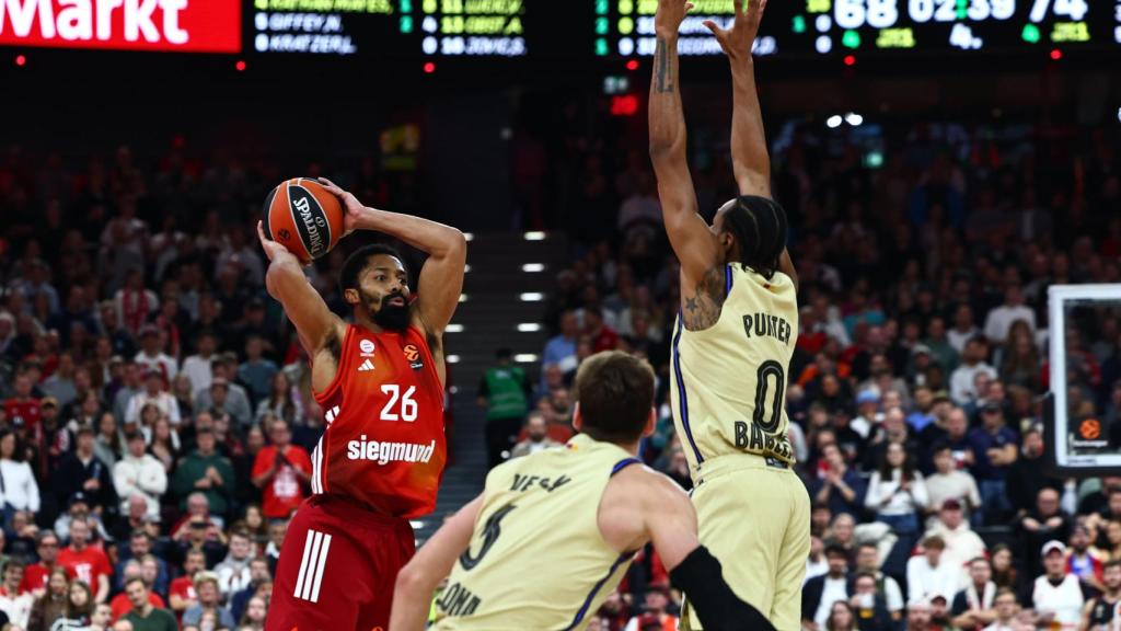 Kevin Punter defensa Spencer Dinwiddie en el Bayern-Barça de bàsquet de l'Eurolliga