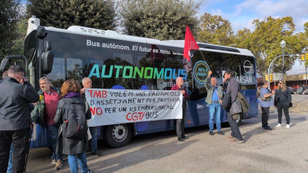 Trabajadores de TMB bloquean el nuevo autobús autónomo