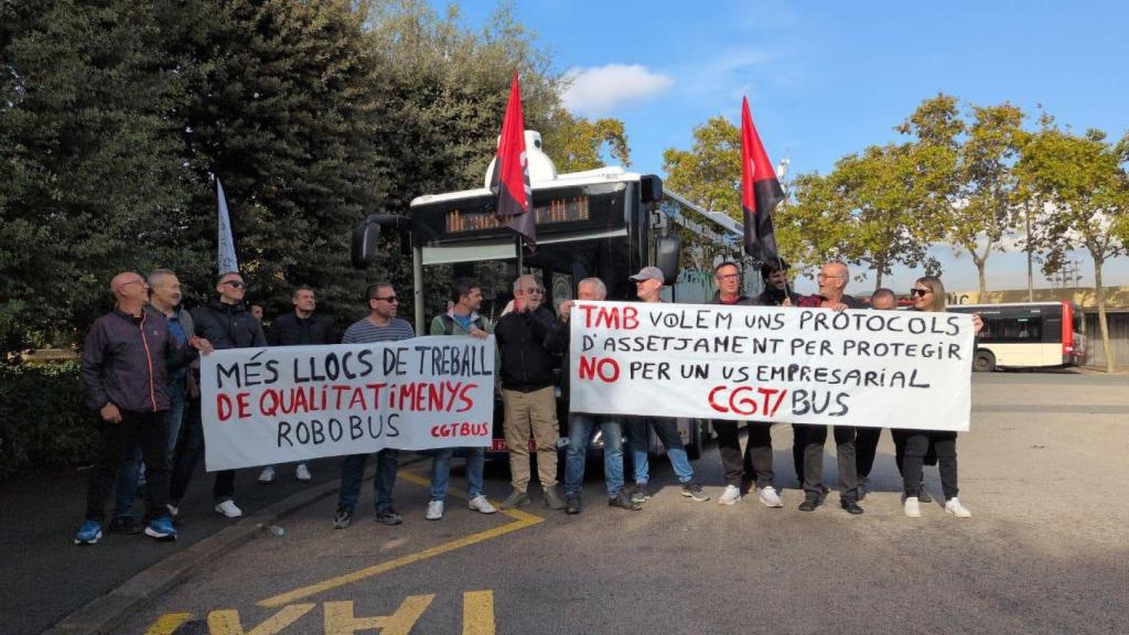 Trabajadores de TMB bloquean el trayecto del nuevo autobús autónomo de Barcelona
