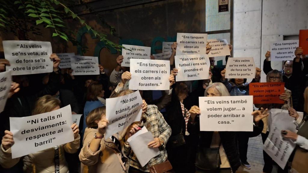 Vecinos de Les Corts protestan contra el plan de movilidad del Camp Nou