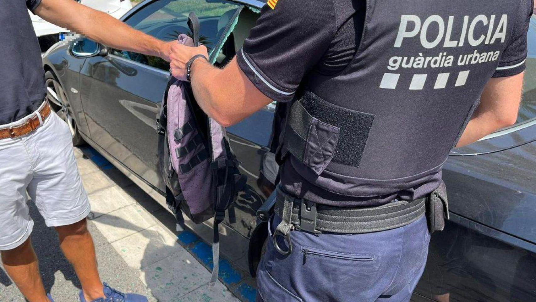 Un agente de la Guardia Urbana de Barcelona con un detenido