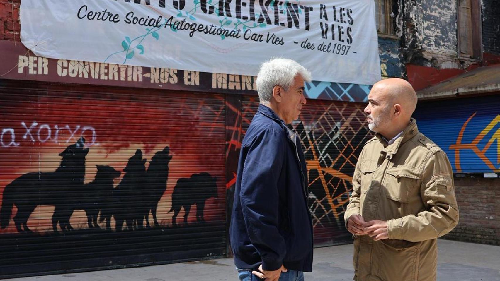Daniel Sirera frente al edificio okupado Can Vies de Barcelona