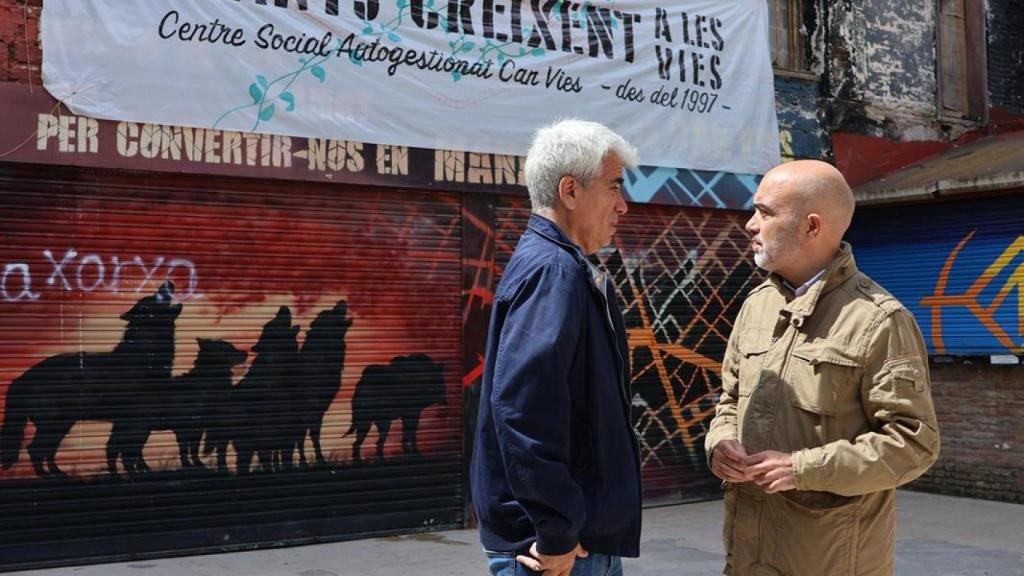 Daniel Sirera frente al edificio okupado Can Vies de Barcelona