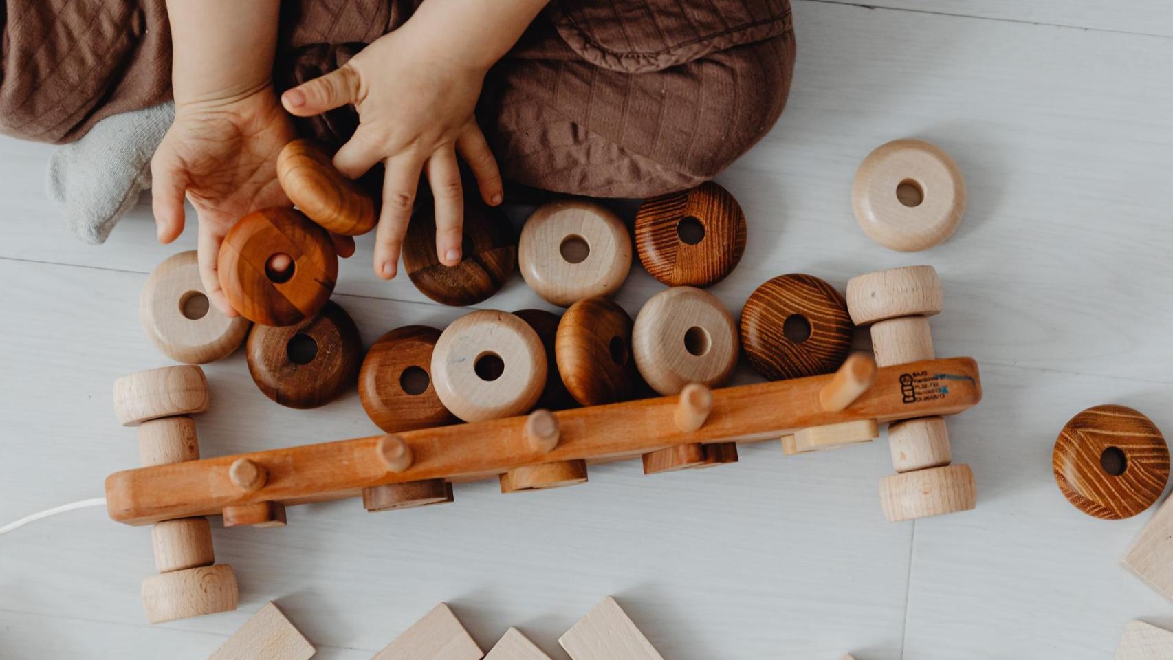Niño jugando con un juguete de madera