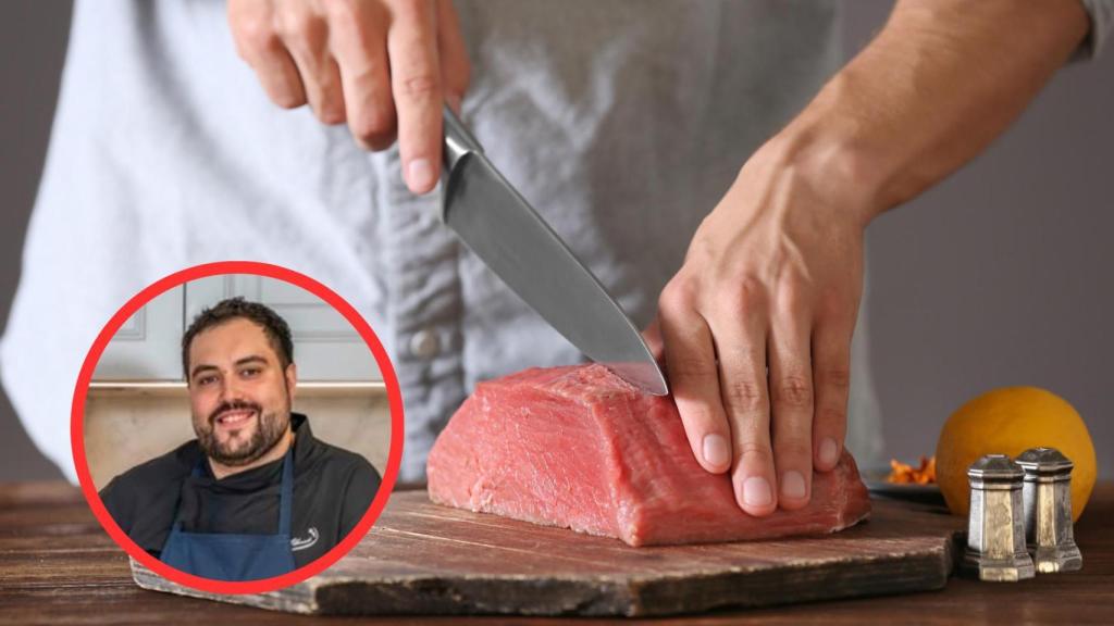 Javier Olmedo y una persona cortando carne