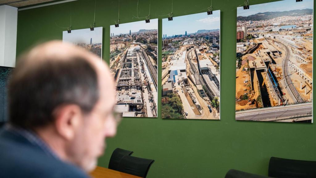Joan Baltà, director de Barcelona Sagrera Alta Velocitat, junto a imágenes del proyecto en las instalaciones de la compañía