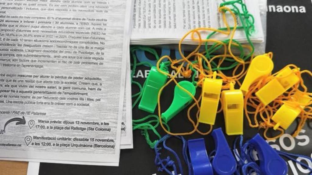 Silbatos e información utilizados en la manifestación