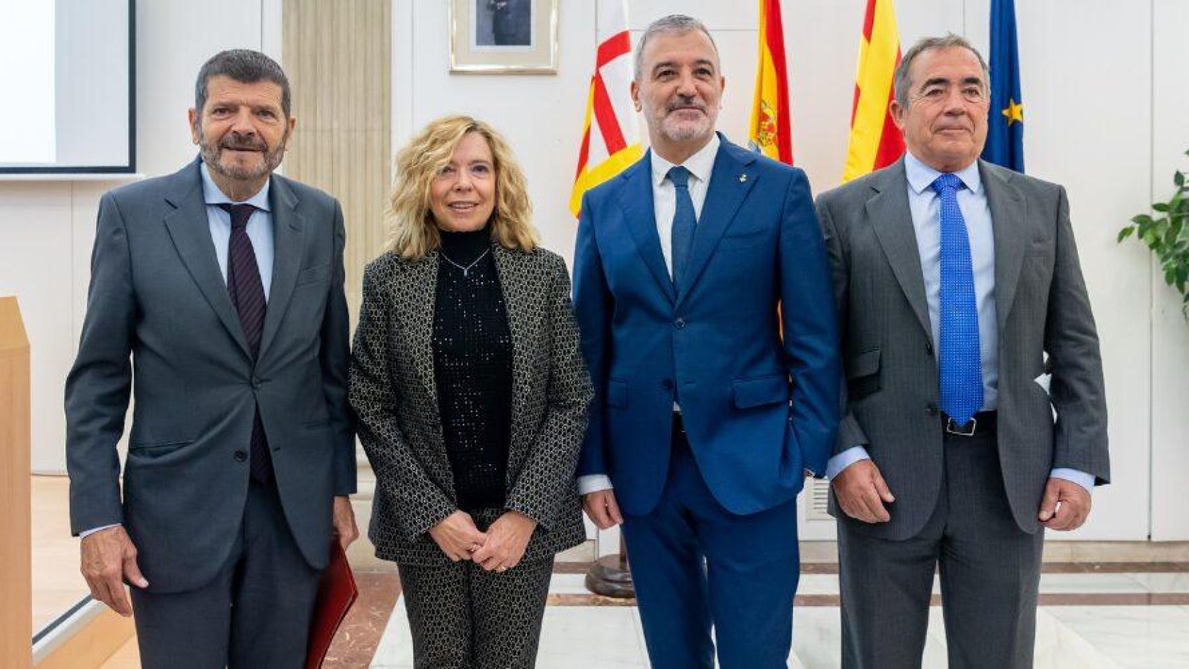 Albert Batlle, teniente de alcalde de seguridad; Neus Pujal, fiscal jefe de Barcelona; el alcalde, Jaume Collboni; y el fiscal jefe de Catalunya, Francisco Bañeres