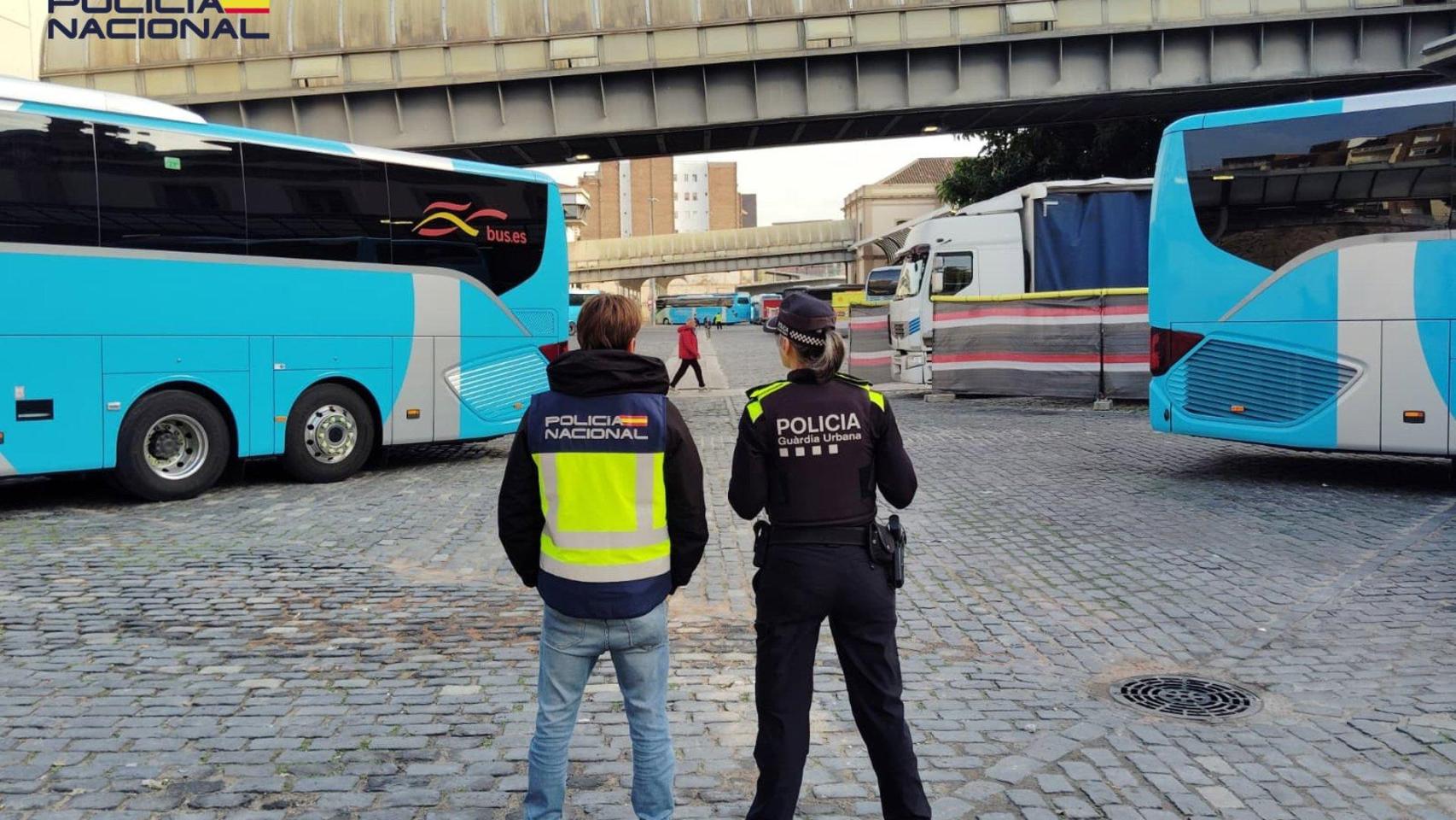 Dos agentes en la estación Barcelona Nord