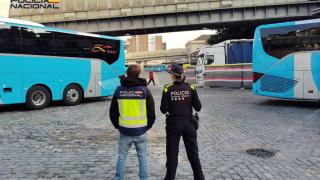 Dos agentes en la estación Barcelona Nord