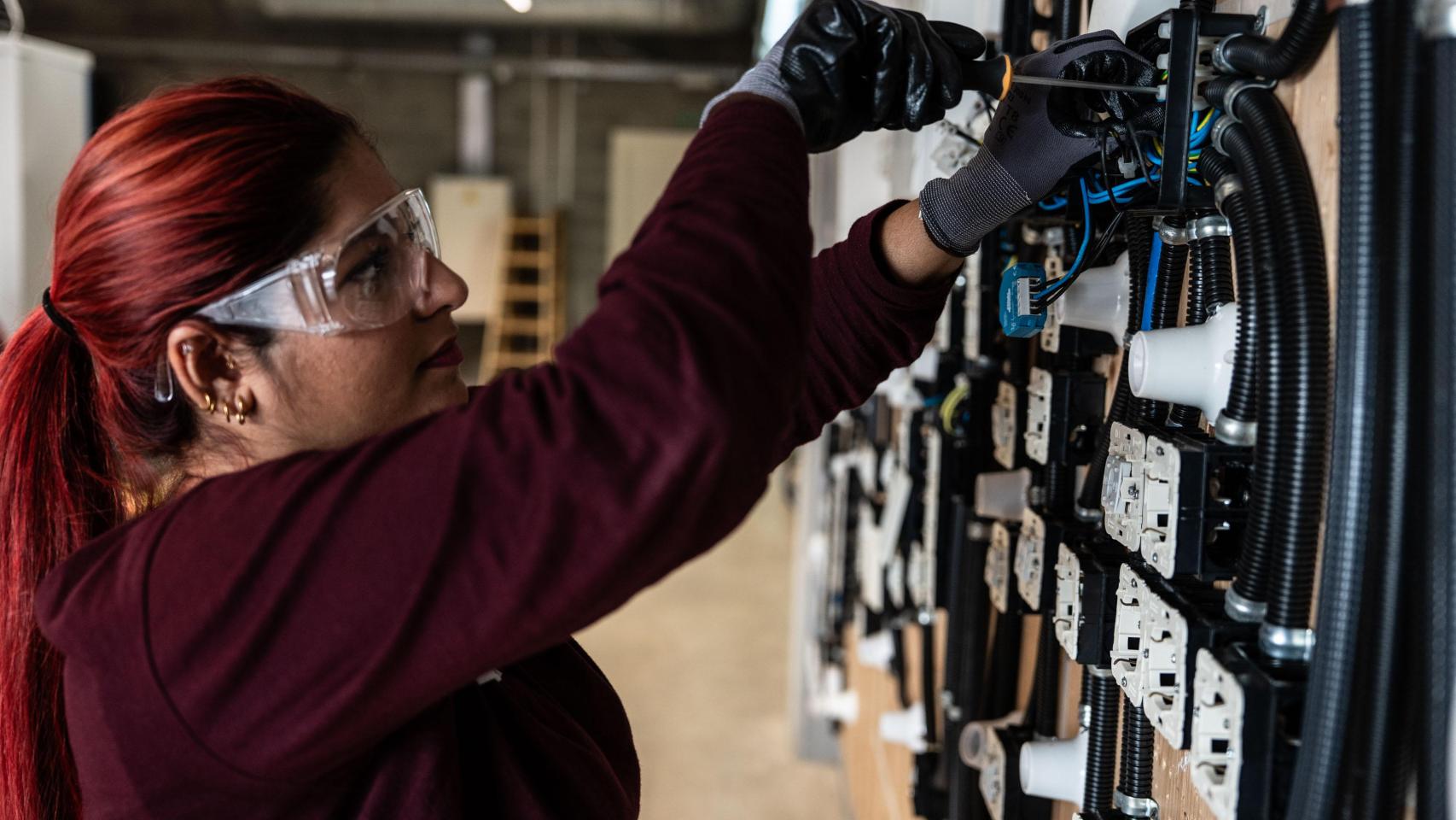 Alexandra, futura electricista, en el Centro de Formación Marie Curie (Grameimpuls)