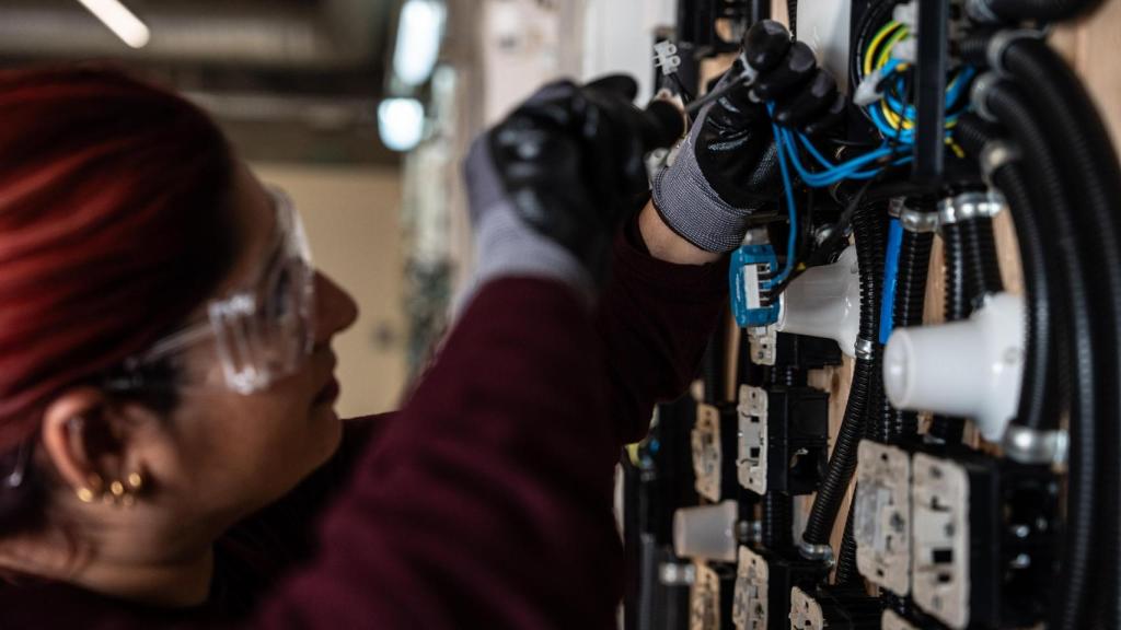 Alexandra, futura electricista, en el Centro de Formación Marie Curie (Grameimpuls)