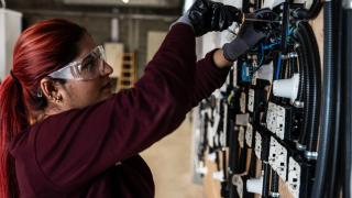 Alexandra (29 años), futura electricista de Santa Coloma: "Tendré menos opciones por ser mujer, pero auguro un futuro rentable"