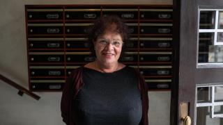 Carolina, la barcelonesa que se hizo portera a los 52 años: “Se está perdiendo, solo falta que nos cambien por robots"