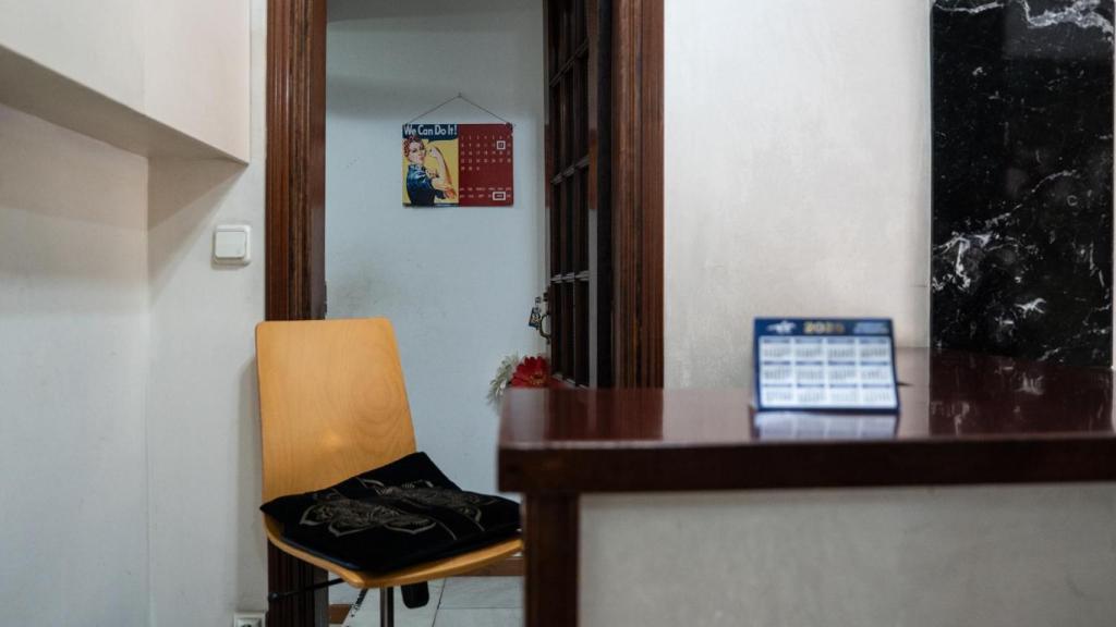 Porteria d'un edifici a Les Corts amb la porta d'entrada a la casa de Carolina