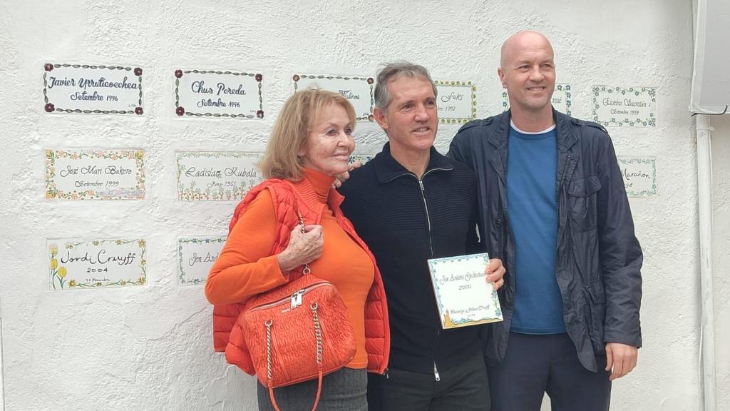 Jon Andoni Goikoetxea, mostra la seva placa d’homenatge al II Memorial Johan Cruyff amb Danny, esposa de Johan, i Jordi, el seu fill