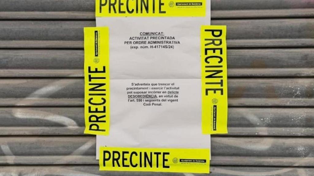 Cartell del precinte al local de Bufalà
