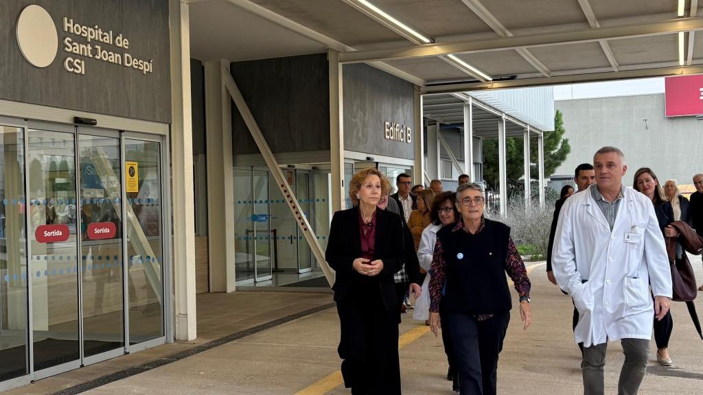 La consellera, Olga Pané, y la alcaldesa de Sant Joan Despí, Belén García, en su visita al Hospital Moisès Broggi