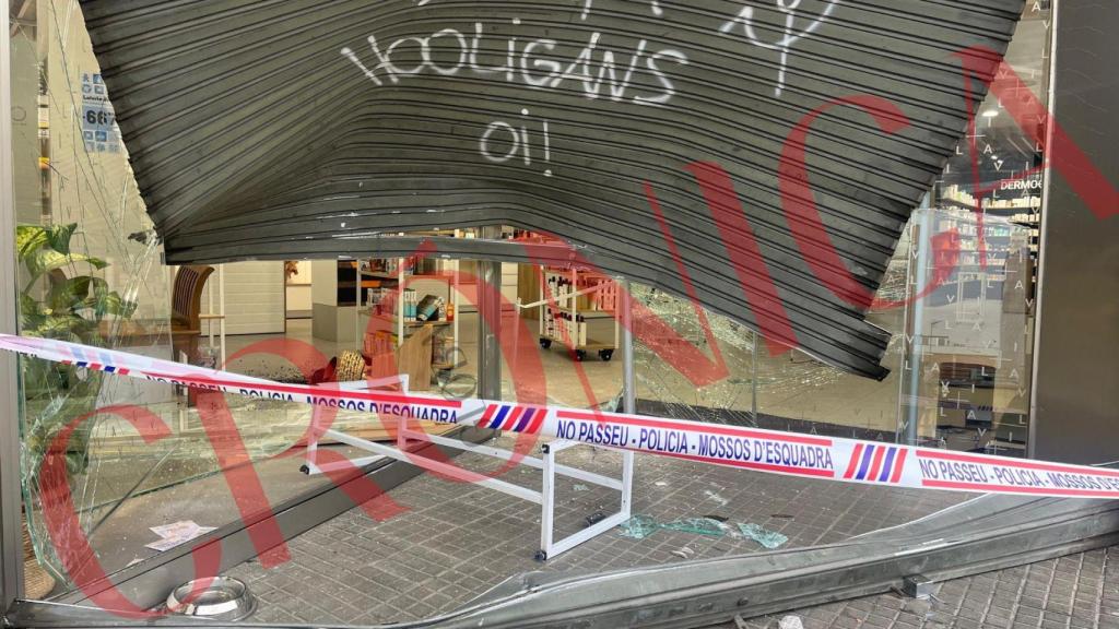 Imagen de la persiana destrozada tras el robo