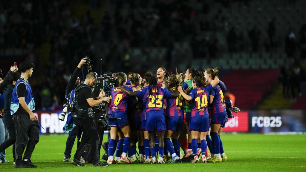 Las futbolistas del Barça celebran su victoria ante el Real Madrid