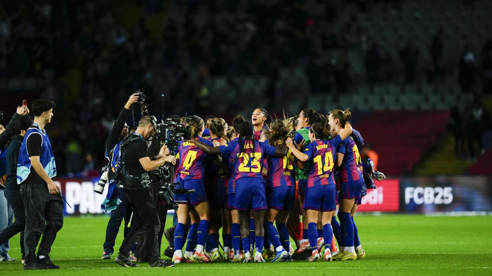 Las futbolistas del Barça celebran su victoria ante el Real Madrid