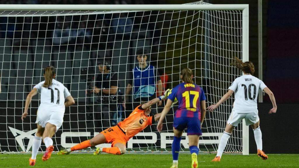 Cata Coll atura un penal a Weir