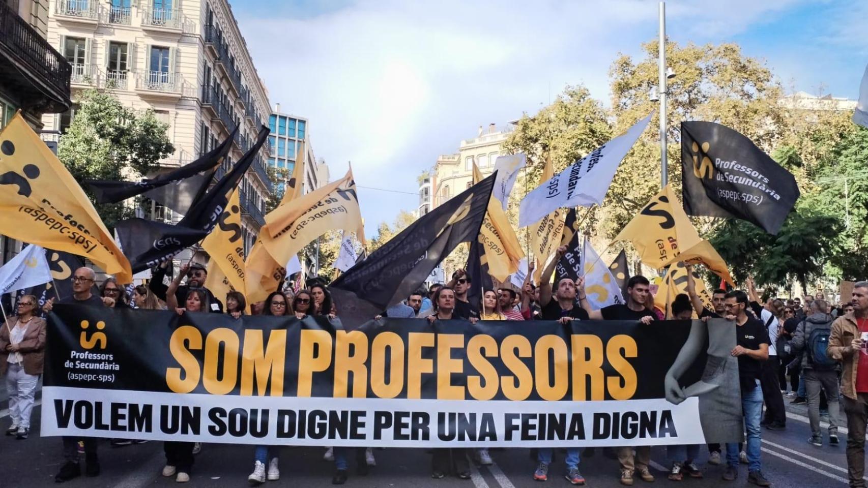 Docentes y familias se manifiestan en Barcelona por mejoras salariales y más recursos